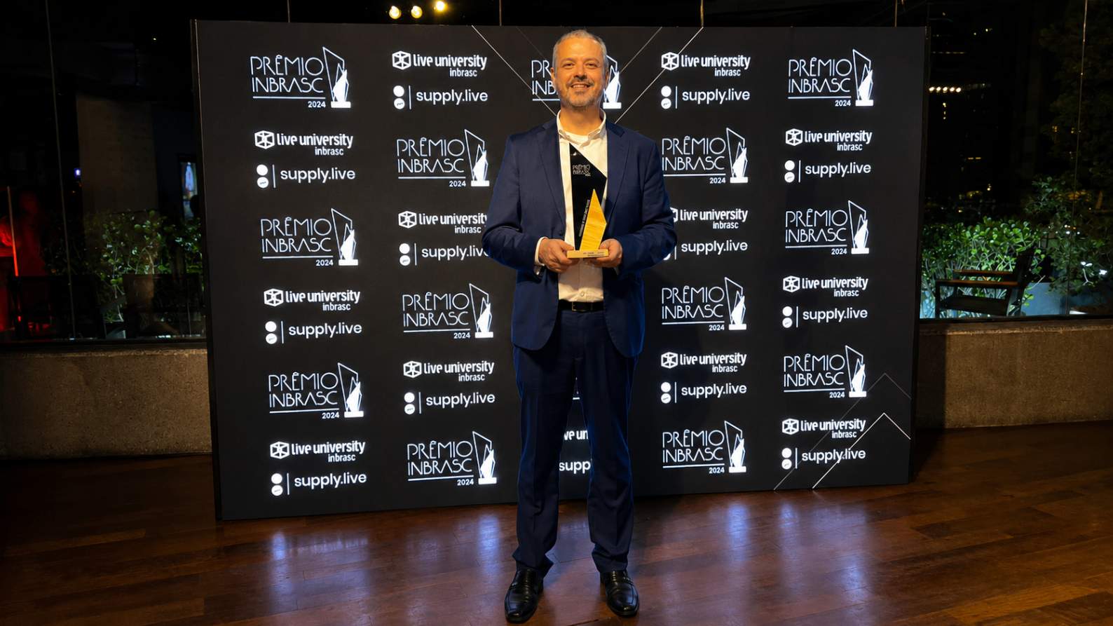 Edgar com o troféu do Prêmio Inbrasc 2024