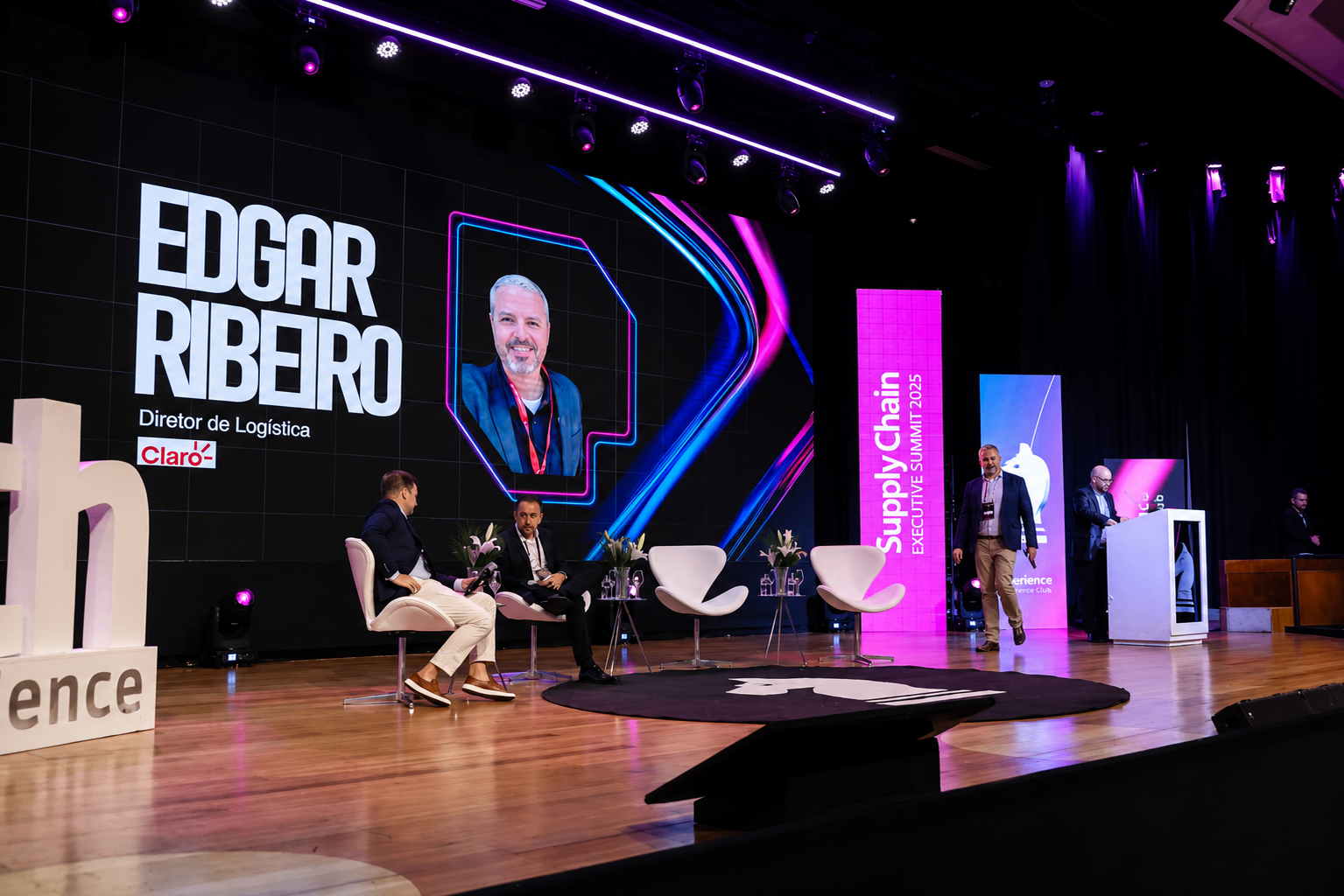 Edgar entrando no palco de um grande evento de supply chain
